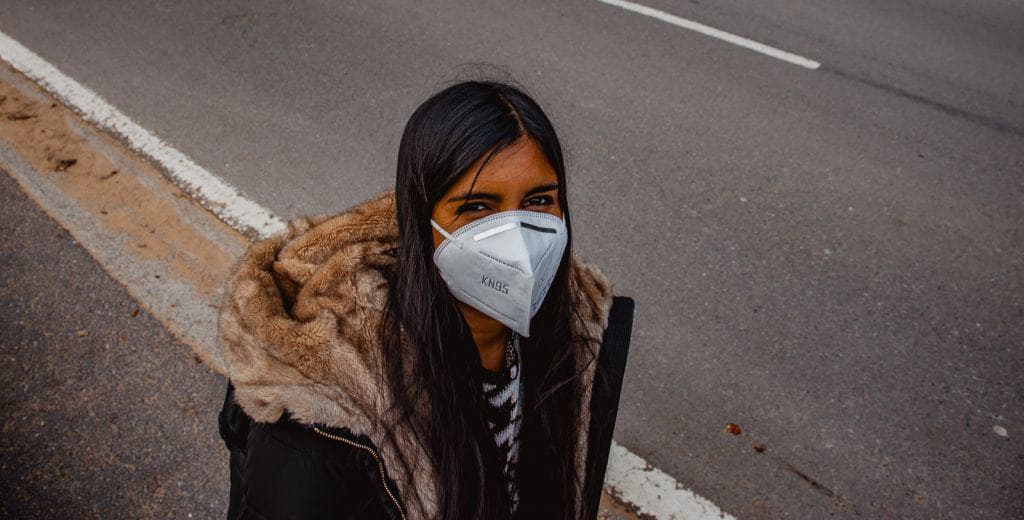 meisje met mondmasker