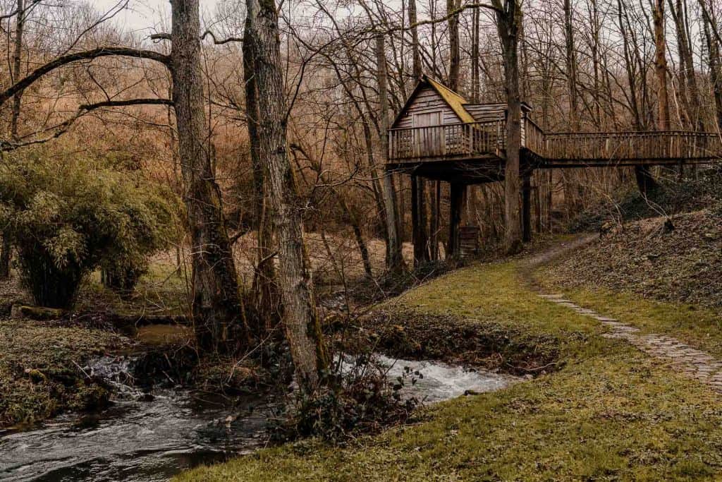 een boomhut in de ardennen