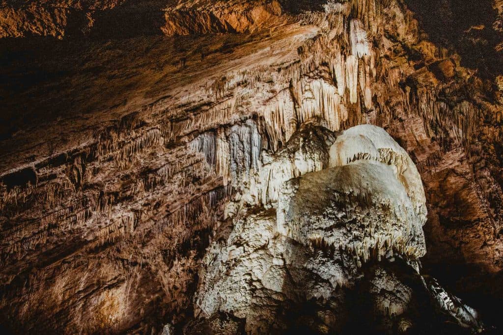 grotten van han bezoeken