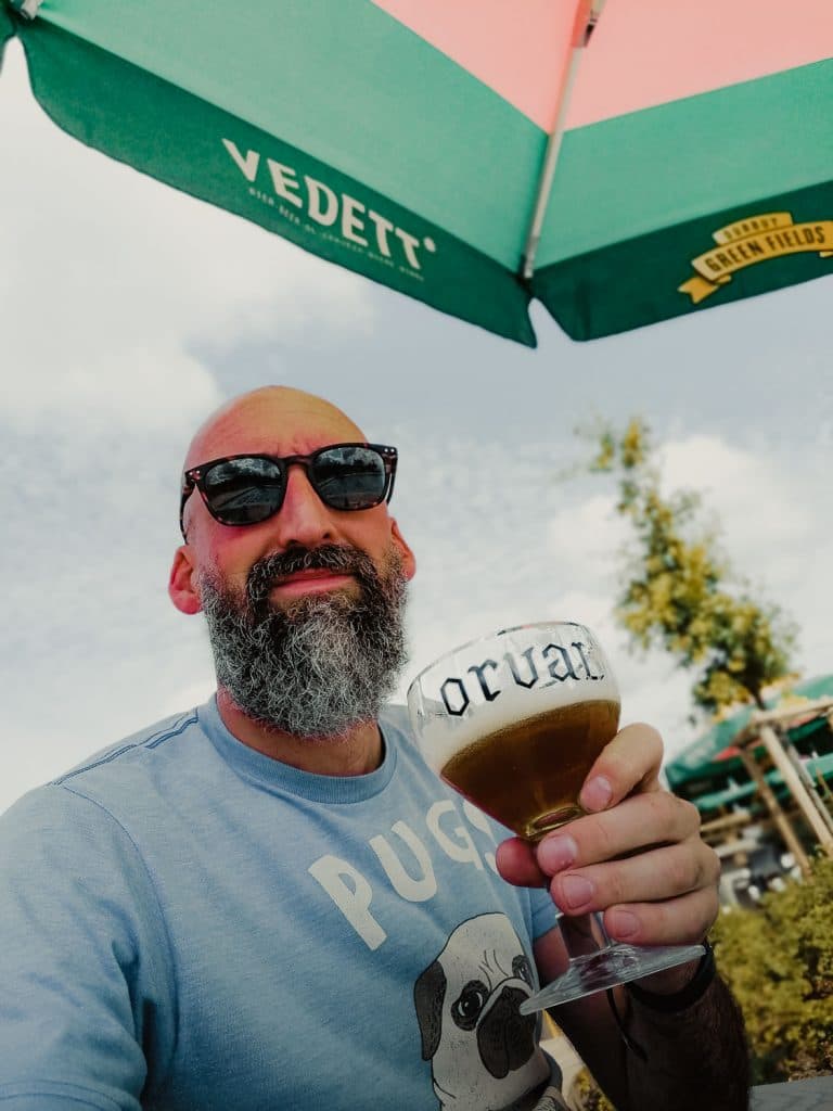 Sam drinkt Orval in Durbuy