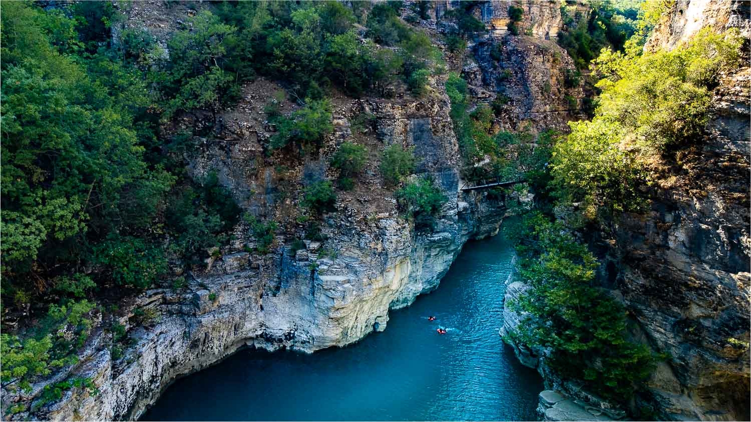 zwemmen in de kloof van osumi canyon kloof mooiste van europa