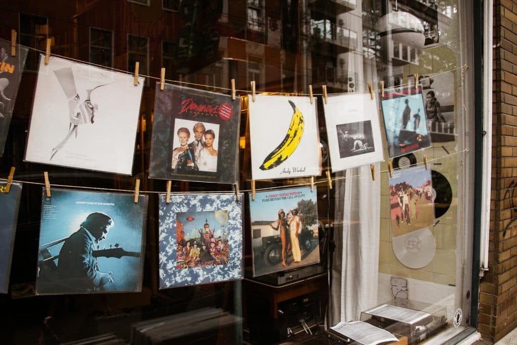 kunst vinylplaten in etalage Düsseldorf Duitsland
