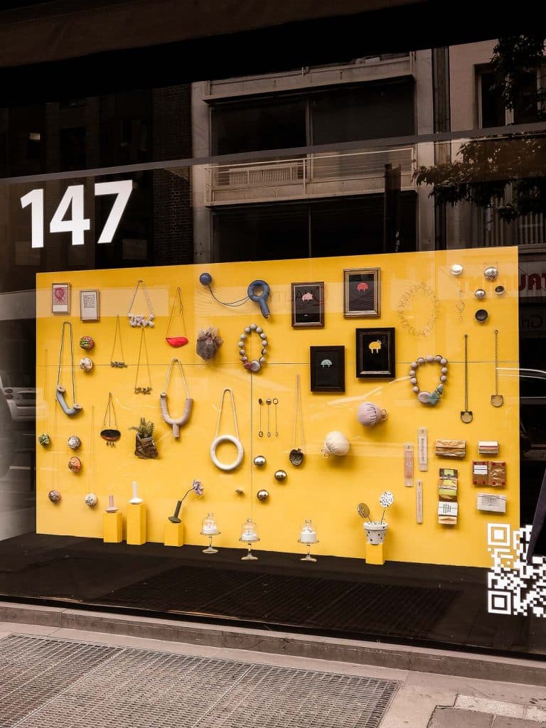 Komkuk kunstgallerij in etalage Düsseldorf