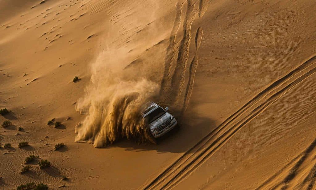 een desert safari maken in abu dhabi