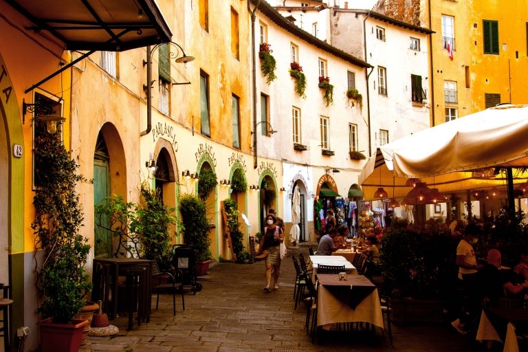 piazza anfitheatro Lucca Toscane