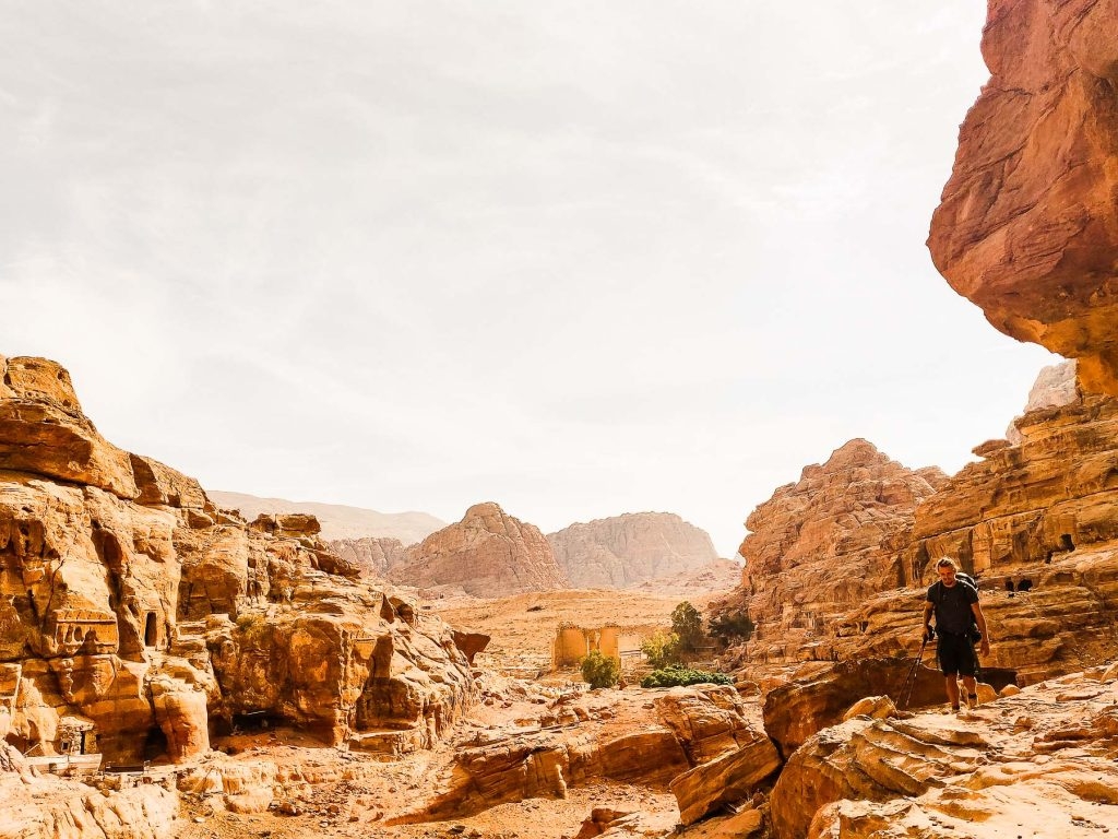 hiken in Petra tussen de Bedoein grotten