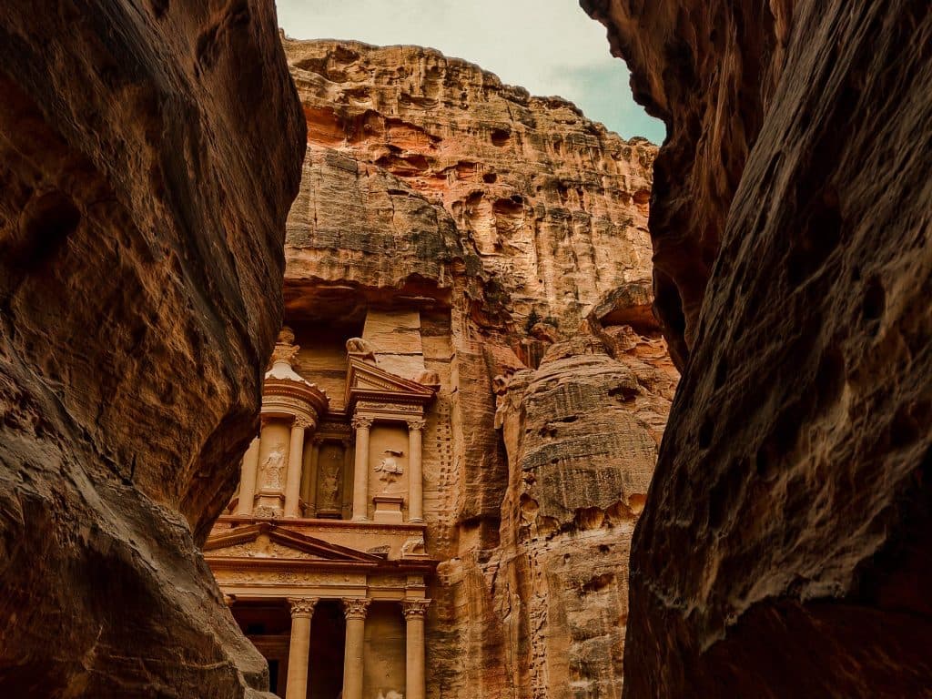 uitzicht op Al-Kazneh vanaf de Siq