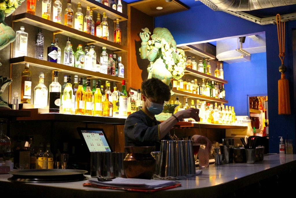 bartender baranaan geheime bar parijs