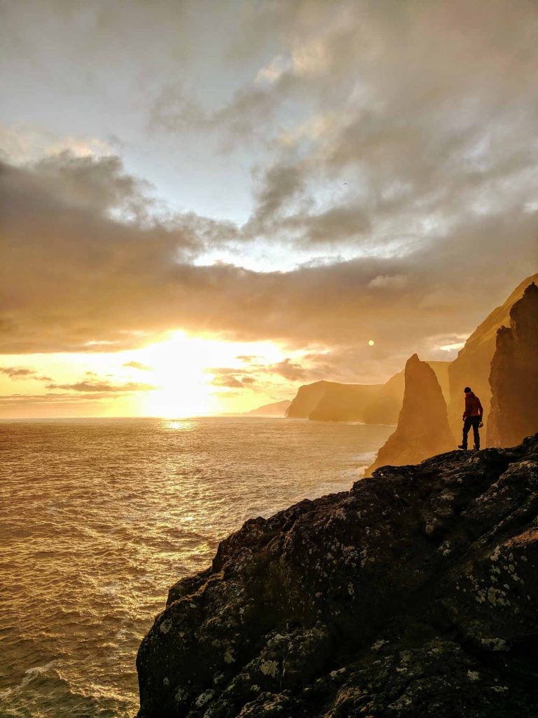 prachtige hike bij zonsondergang op de faeroer eilanden