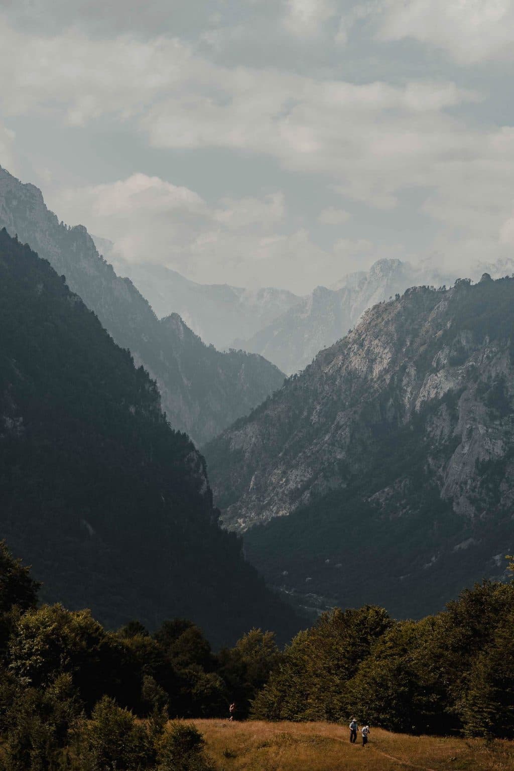 wandelen door bergen albanie