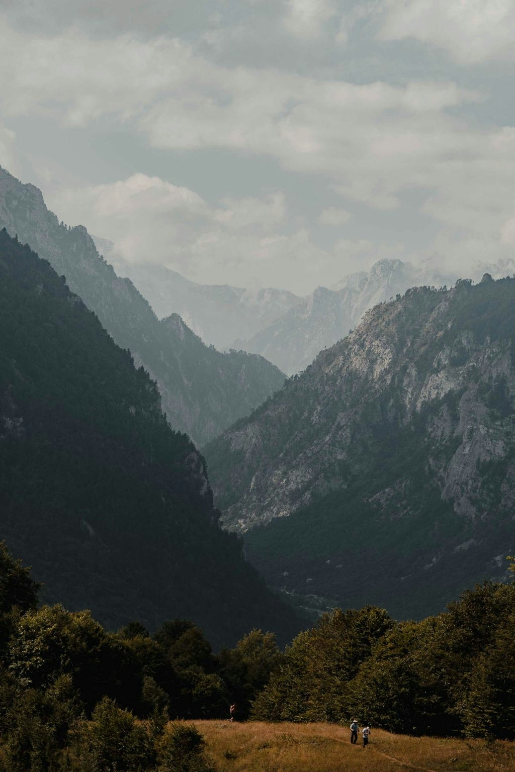 wandelen door bergen albanie