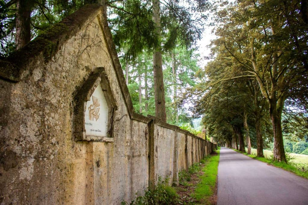 wandelen langs de abdij in ardennen
