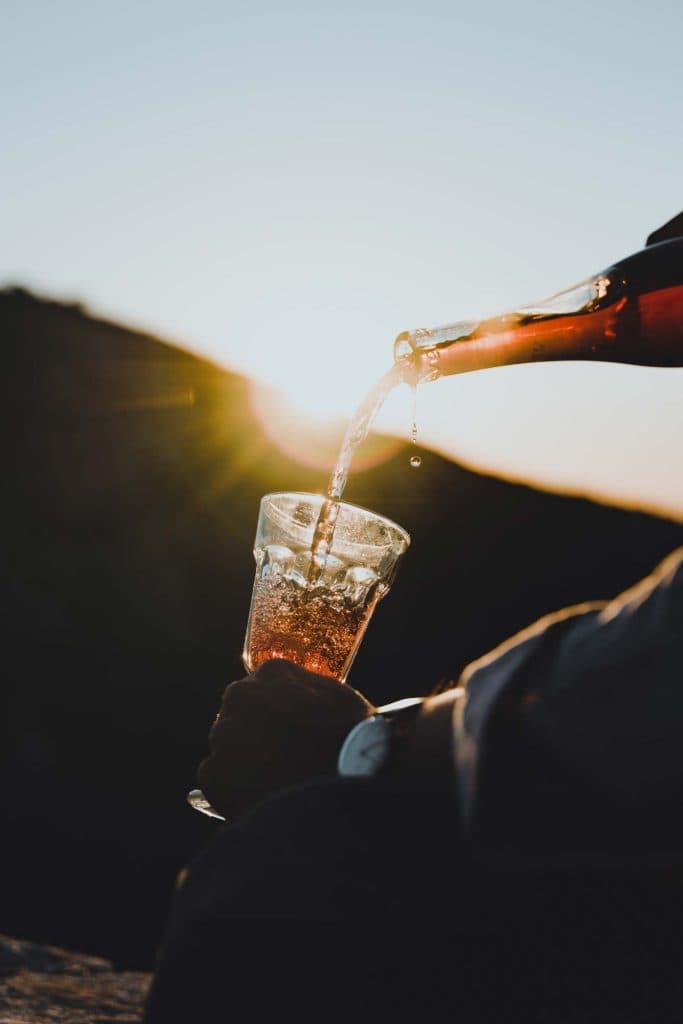 franse rose wijn drinken bij zonsondergang