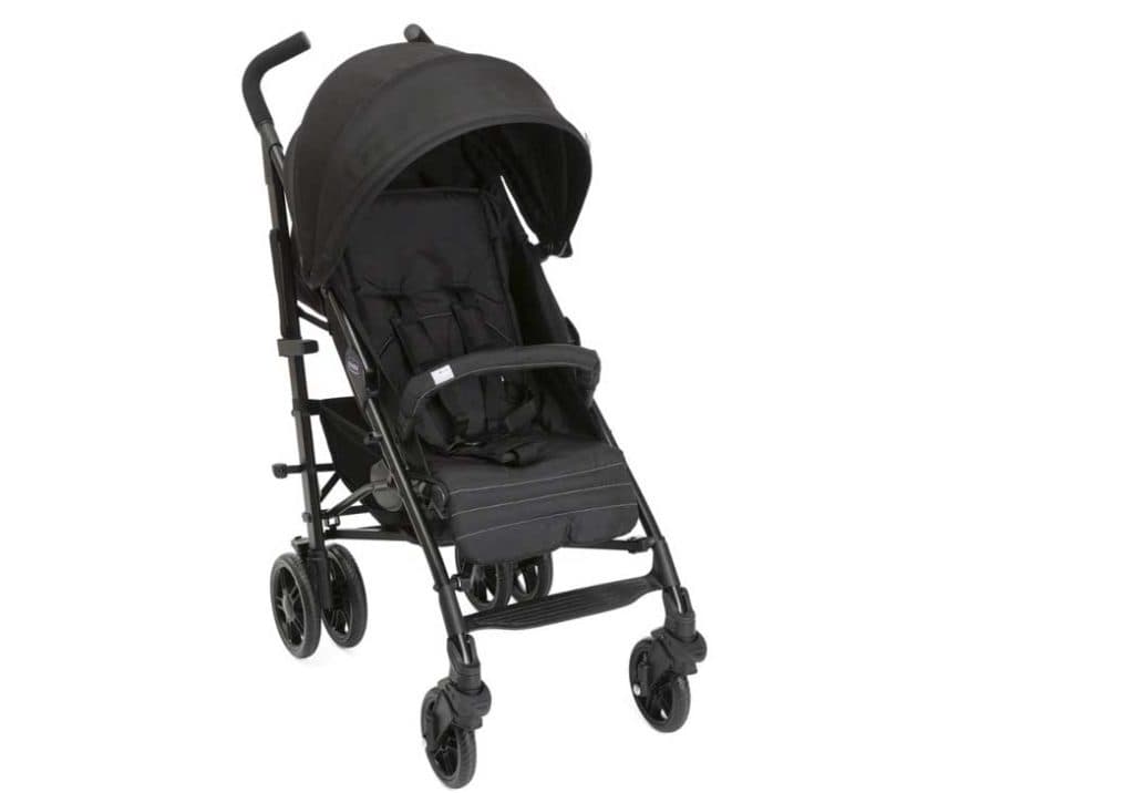 Een zwarte lichtgewicht plooibuggy op reis met een luifel, vier dubbele wielen en een gevoerde zitting met een harnas voor de veiligheid. Deze kinderwagen is leeg en afgebeeld tegen een witte achtergrond.