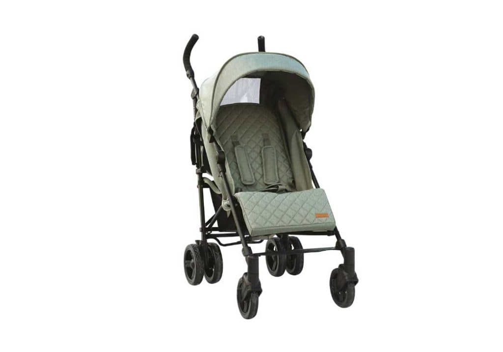 Een groen gewatteerde kinderwagen met een zonnekap, veiligheidstuigje en vier sets dubbele wielen, afgebeeld op een witte achtergrond - perfect als de beste plooibuggy voor gezinnen op reis.