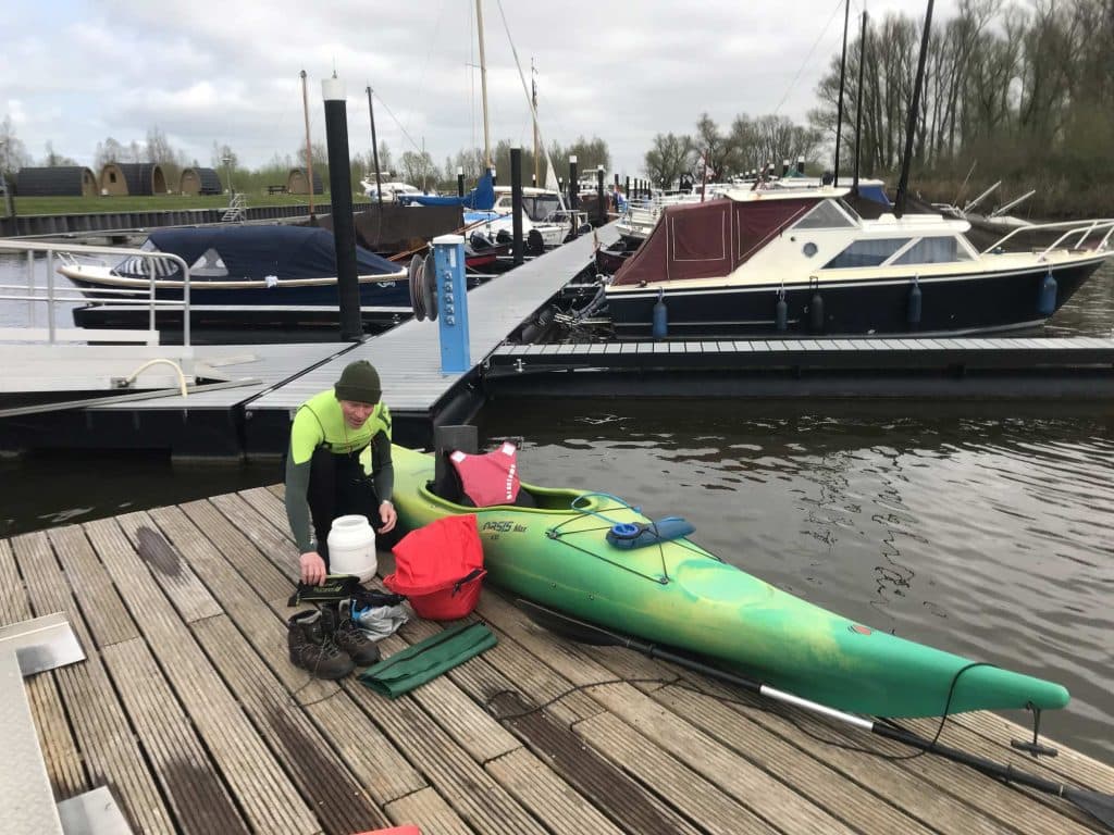 voorbereiden voor kanotrip in de biesbosch