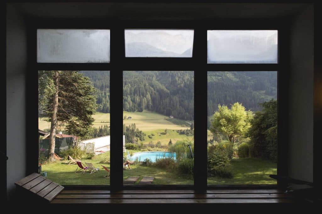 zomervakantie in de bergen in zuid tirol
