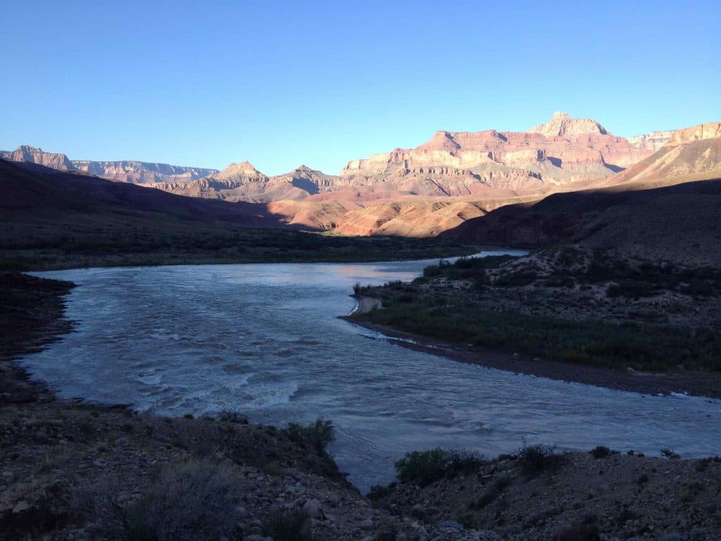 Zonsopgang in de canyon. Begin van de Escalante Route.