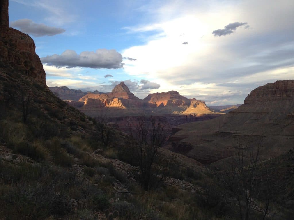 Bij Miners Spring genieten van een prachtig uitzicht.
Nog even en dan zal het donker worden.