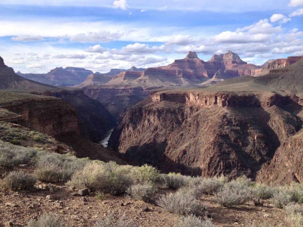 Na Grapevine weer even een blik op de Colorado Rivier.
Onbereikbaar water in een droog en woest landschap.