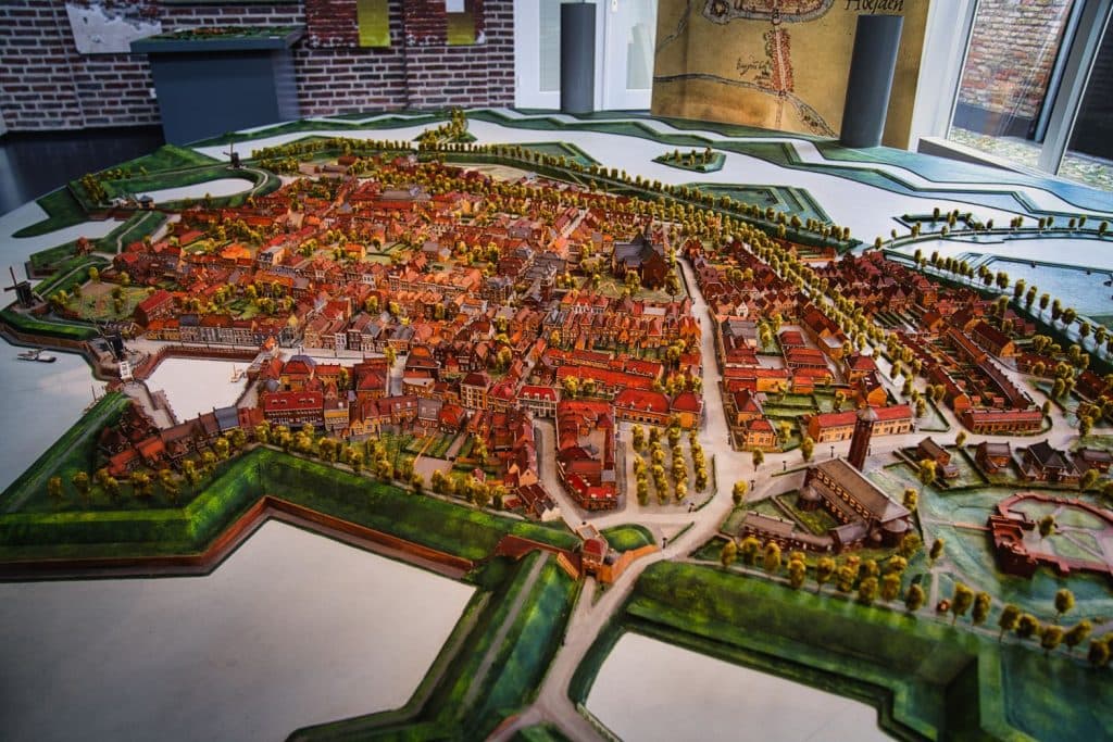 Een gedetailleerde, kleurrijke maquette van een historische vestingstad wordt binnen tentoongesteld, net als de betoverende taferelen in de Efteling of het Loonsche Land - de perfecte inspiratie voor een vakantie met kinderen, met natuurlijk licht dat door de ramen naar binnen valt.